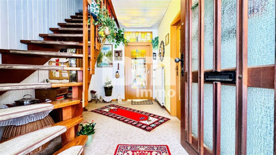 Modernisierte DHH mit Doppelgarage und 2x Carport in Traumlage inkl. Bachlauf - EG Haupteingang / Flur / Diele / Windfang